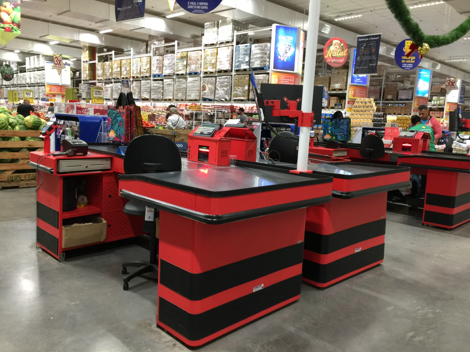 Check-outs com esteira instalados em atacarejo