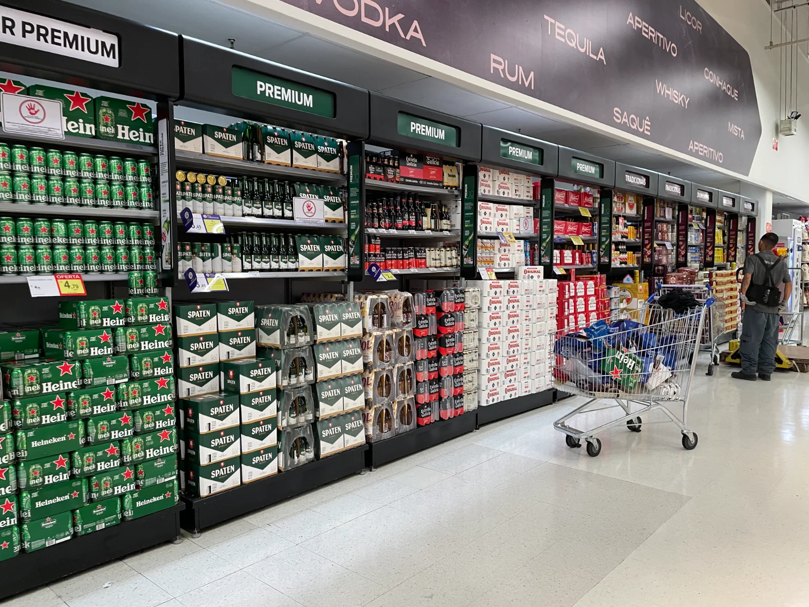 Gôndolas Avaltec instaladas antes da reposição em supermercado