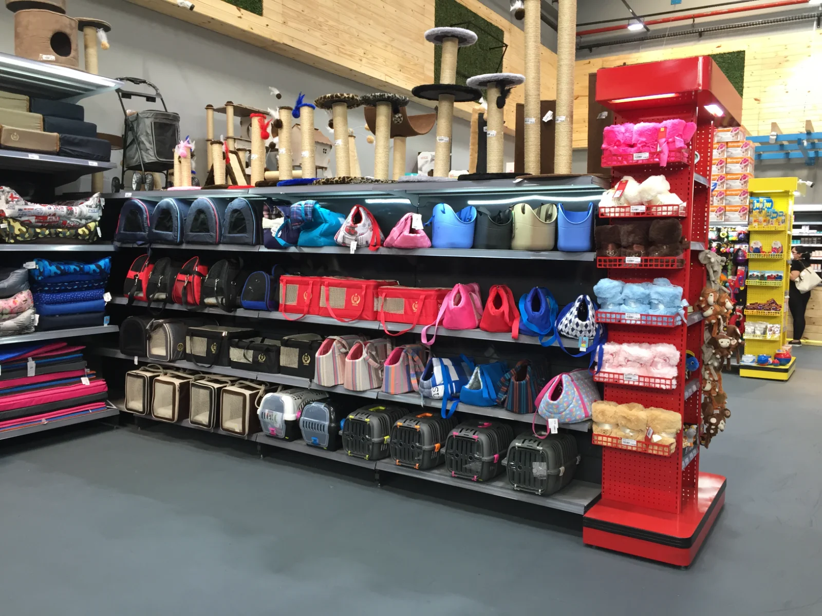 Gôndola central para petshop instalada pela Avaltec