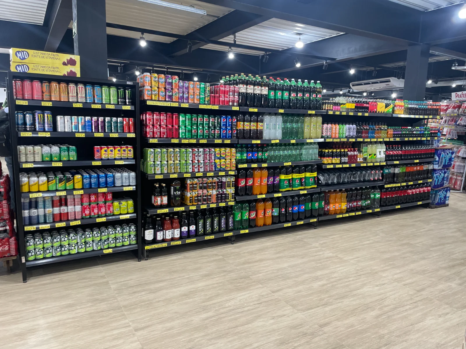 Gôndolas para bebidas e refrigerantes em supermercado
