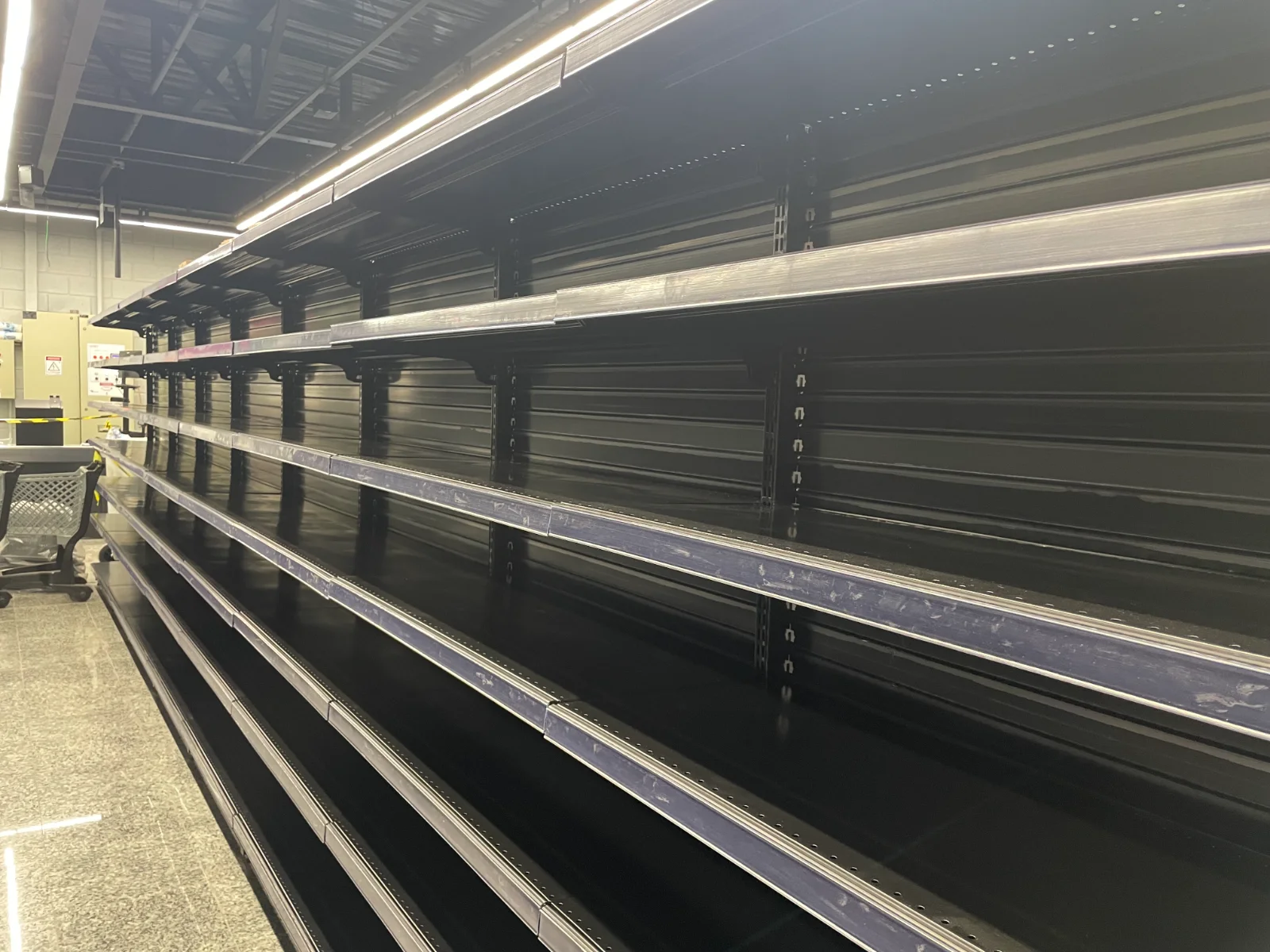 Gôndola de supermercado com exposição de mercearia seca