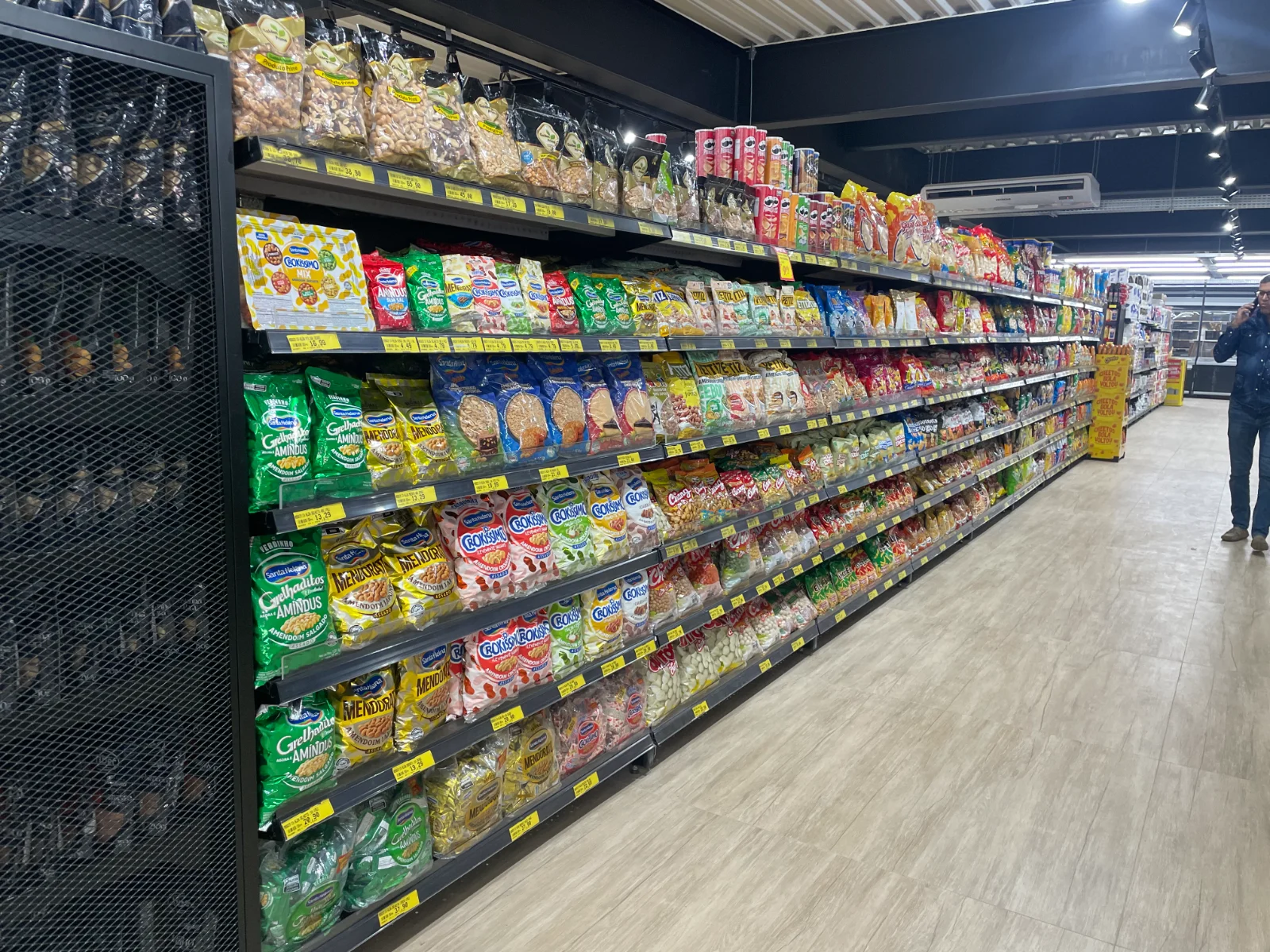 Gôndolas para setor de bebidas em supermercado