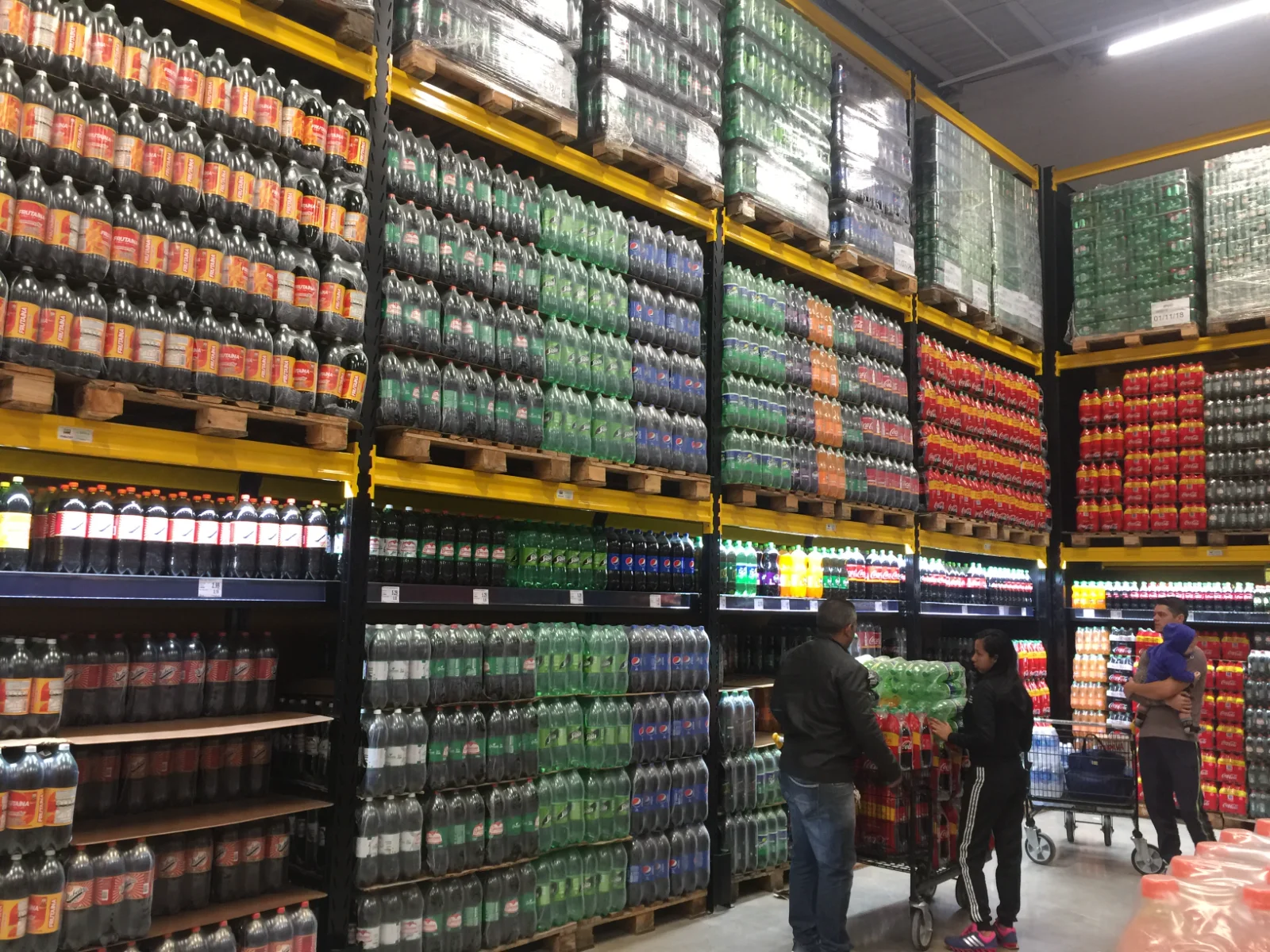 Porta-paletes integrado à exposição de bebidas em atacarejo