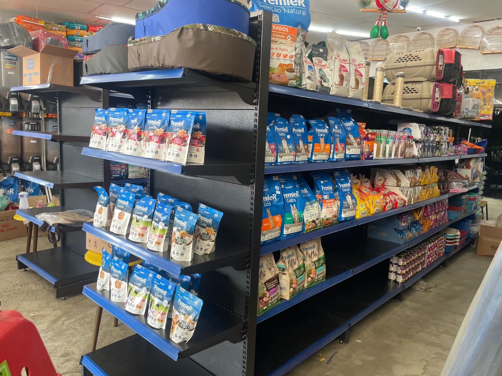 Prateleiras para petshop com rações e acessórios