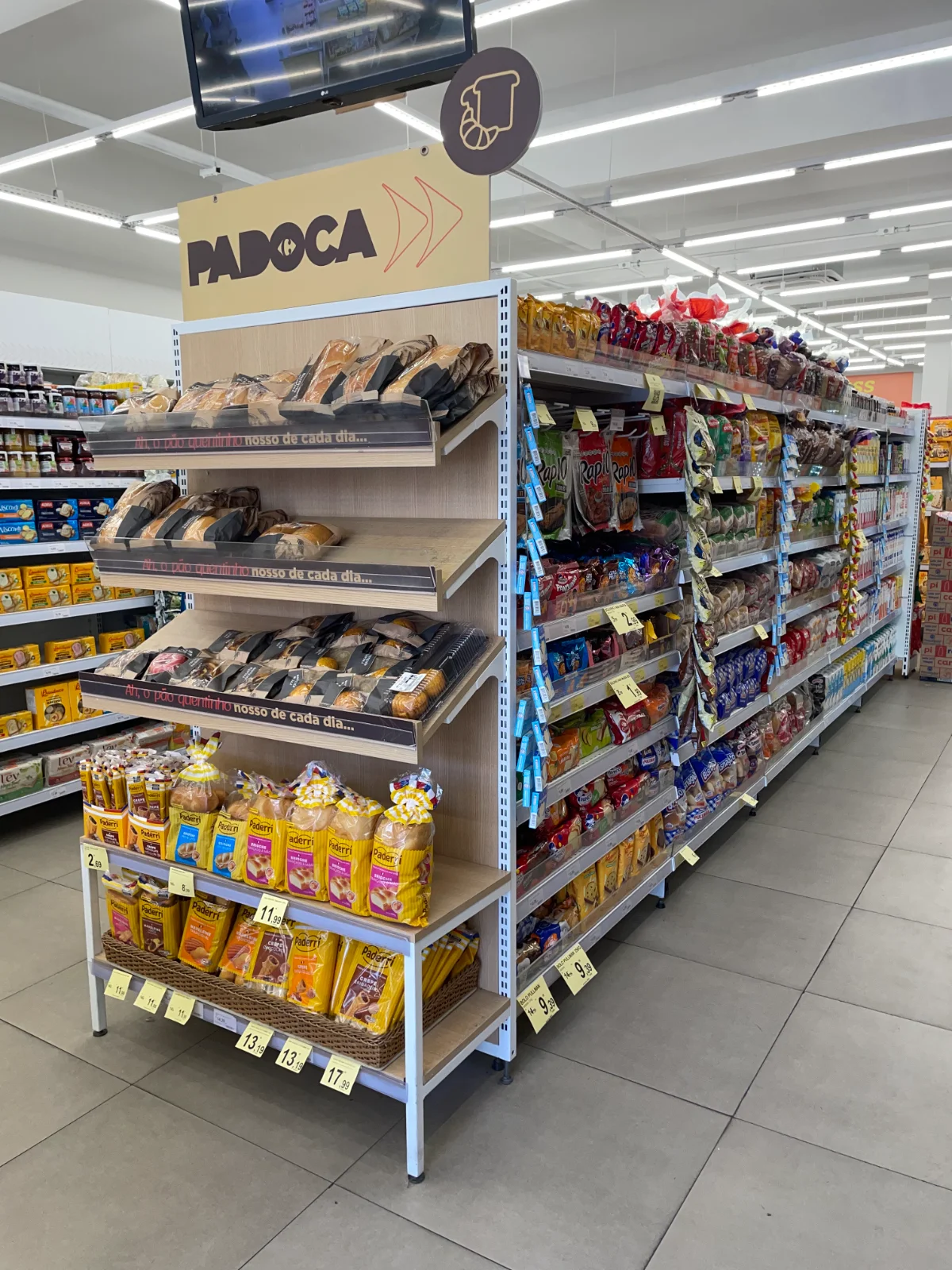 Gôndolas instaladas em setor de padaria de supermercado